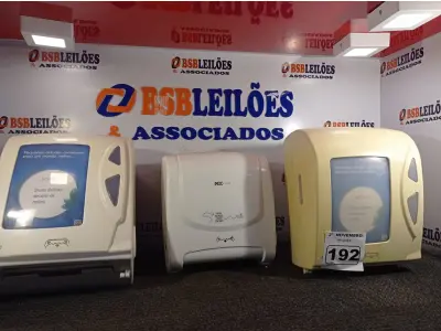 LOTE 192 - 03 DISPENSES PARA PAPEL TOALHA. (NO ESTADO) ATENÇÃO! FAZER A VISITAÇÃO ANTES DE ARREMATAR, NÃO SABEMOS SE FUNCIONA. LEILÃO NÃO TEM GARANTIA E NEM DEVOLUÇÃO, SUJEITO A POSSÍVEIS AVARIAS VISÍVEIS/OCULTAS E/OU AUSÊNCIA DE COMPONENTES.