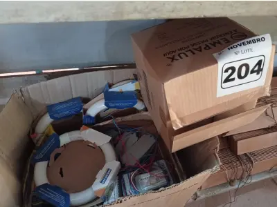 LOTE 204 - 01 LOTE COM VÁRIAS LUMINÁRIAS E REATORES PARA LÂMPADAS FLUORESCENTES MARCAS E MODELOS DIVERSOS. (NO ESTADO) ATENÇÃO! FAZER A VISITAÇÃO ANTES DE ARREMATAR, NÃO SABEMOS SE FUNCIONA. LEILÃO NÃO TEM GARANTIA E NEM DEVOLUÇÃO, SUJEITO A POSSÍVEIS AVARIAS VISÍVEIS/OCULTAS E/OU AUSÊNCIA DE COMPONENTES.