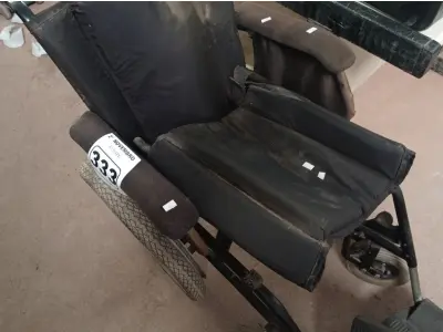 LOTE 333 - 01 CADEIRA DE RODAS. (NO ESTADO) ATENÇÃO! FAZER A VISITAÇÃO ANTES DE ARREMATAR, NÃO SABEMOS SE FUNCIONA. LEILÃO NÃO TEM GARANTIA E NEM DEVOLUÇÃO, SUJEITO A POSSÍVEIS AVARIAS VISÍVEIS/OCULTAS E/OU AUSÊNCIA DE COMPONENTES.