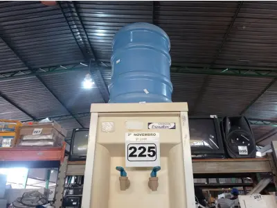 LOTE 225 - 01 BEBEDOURO PARA GARRAFÃO MARCA ESMALTEC 220V. (NO ESTADO) ATENÇÃO! FAZER A VISITAÇÃO ANTES DE ARREMATAR, NÃO SABEMOS SE FUNCIONA. LEILÃO NÃO TEM GARANTIA E NEM DEVOLUÇÃO, SUJEITO A POSSÍVEIS AVARIAS VISÍVEIS/OCULTAS E/OU AUSÊNCIA DE COMPONENTES.