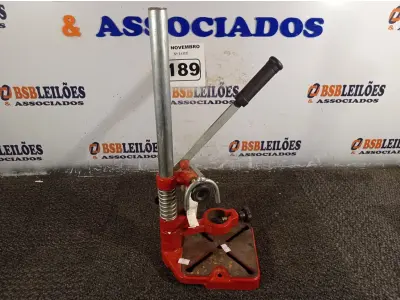LOTE 189 - 01 SUPORTE PARA FURADEIRA DE BANCADA. (NO ESTADO) ATENÇÃO! FAZER A VISITAÇÃO ANTES DE ARREMATAR, NÃO SABEMOS SE FUNCIONA. LEILÃO NÃO TEM GARANTIA E NEM DEVOLUÇÃO, SUJEITO A POSSÍVEIS AVARIAS VISÍVEIS/OCULTAS E/OU AUSÊNCIA DE COMPONENTES.