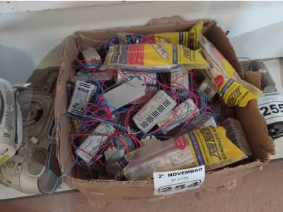 LOTE 254 - 01 LOTE COM VÁRIOS REATORES PARA LÂMPADAS FLUORESCENTE MARCAS E MODELOS DIVERSOS. (NO ESTADO) ATENÇÃO! FAZER A VISITAÇÃO ANTES DE ARREMATAR, NÃO SABEMOS SE FUNCIONA. LEILÃO NÃO TEM GARANTIA E NEM DEVOLUÇÃO, SUJEITO A POSSÍVEIS AVARIAS VISÍVEIS/OCULTAS E/OU AUSÊNCIA DE COMPONENTES.