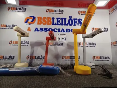 LOTE 179 - 05 LUMINÁRIAS DE MESA PELICANO CORES DIVERSAS. (NO ESTADO) ATENÇÃO! FAZER A VISITAÇÃO ANTES DE ARREMATAR, NÃO SABEMOS SE FUNCIONA. LEILÃO NÃO TEM GARANTIA E NEM DEVOLUÇÃO, SUJEITO A POSSÍVEIS AVARIAS VISÍVEIS/OCULTAS E/OU AUSÊNCIA DE COMPONENTES.