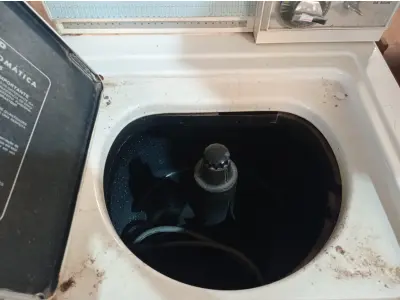 LOTE 479 - 01 MÁQUINA DE LAVAR ROUPAS. (NO ESTADO) ATENÇÃO! FAZER A VISITAÇÃO ANTES DE ARREMATAR, NÃO SABEMOS SE FUNCIONA. LEILÃO NÃO TEM GARANTIA E NEM DEVOLUÇÃO, SUJEITO A POSSÍVEIS AVARIAS VISÍVEIS/OCULTAS E/OU AUSÊNCIA DE COMPONENTES.