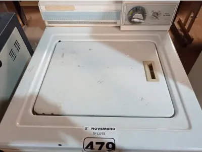 LOTE 479 - 01 MÁQUINA DE LAVAR ROUPAS. (NO ESTADO) ATENÇÃO! FAZER A VISITAÇÃO ANTES DE ARREMATAR, NÃO SABEMOS SE FUNCIONA. LEILÃO NÃO TEM GARANTIA E NEM DEVOLUÇÃO, SUJEITO A POSSÍVEIS AVARIAS VISÍVEIS/OCULTAS E/OU AUSÊNCIA DE COMPONENTES.
