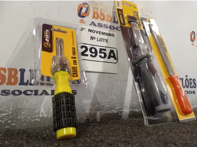 LOTE 295 - 01 FORMÃO, 01 LIMA CHATA 6” E 01 CHAVE COM 06 PONTAS INTERCAMBIÁVEIS. (NO ESTADO) ATENÇÃO! FAZER A VISITAÇÃO ANTES DE ARREMATAR, NÃO SABEMOS SE FUNCIONA. LEILÃO NÃO TEM GARANTIA E NEM DEVOLUÇÃO, SUJEITO A POSSÍVEIS AVARIAS VISÍVEIS/OCULTAS E/OU AUSÊNCIA DE COMPONENTES.