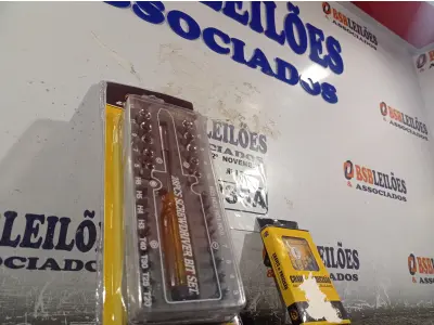 LOTE 235 - 01 KIT DE CHAVES INTERCAMBIÁVEIS MULTIFUNCIONAL E 01 KIT DE CHAVES DE PRECISÃO. (NO ESTADO) ATENÇÃO! FAZER A VISITAÇÃO ANTES DE ARREMATAR, NÃO SABEMOS SE FUNCIONA. LEILÃO NÃO TEM GARANTIA E NEM DEVOLUÇÃO, SUJEITO A POSSÍVEIS AVARIAS VISÍVEIS/OCULTAS E/OU AUSÊNCIA DE COMPONENTES.