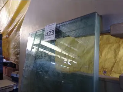 LOTE 423 - 01 QUADRO DE BLINDEX REFORÇADO MEDINDO: 1.22MX0.56,5CMX0.4CM. (NO ESTADO) ATENÇÃO! FAZER A VISITAÇÃO ANTES DE ARREMATAR, NÃO SABEMOS SE FUNCIONA. LEILÃO NÃO TEM GARANTIA E NEM DEVOLUÇÃO, SUJEITO A POSSÍVEIS AVARIAS VISÍVEIS/OCULTAS E/OU AUSÊNCIA DE COMPONENTES.