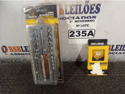 LOTE 235 - 01 KIT DE CHAVES INTERCAMBIÁVEIS MULTIFUNCIONAL E 01 KIT DE CHAVES DE PRECISÃO. (NO ESTADO) ATENÇÃO! FAZER A VISITAÇÃO ANTES DE ARREMATAR, NÃO SABEMOS SE FUNCIONA. LEILÃO NÃO TEM GARANTIA E NEM DEVOLUÇÃO, SUJEITO A POSSÍVEIS AVARIAS VISÍVEIS/OCULTAS E/OU AUSÊNCIA DE COMPONENTES.