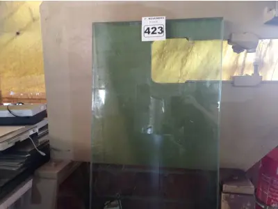 LOTE 423 - 01 QUADRO DE BLINDEX REFORÇADO MEDINDO: 1.22MX0.56,5CMX0.4CM. (NO ESTADO) ATENÇÃO! FAZER A VISITAÇÃO ANTES DE ARREMATAR, NÃO SABEMOS SE FUNCIONA. LEILÃO NÃO TEM GARANTIA E NEM DEVOLUÇÃO, SUJEITO A POSSÍVEIS AVARIAS VISÍVEIS/OCULTAS E/OU AUSÊNCIA DE COMPONENTES.
