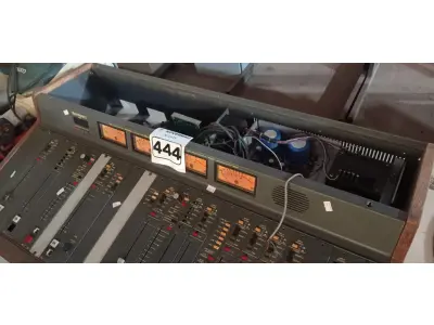 LOTE 444 - 01 MESA DE SOM PARA RÁDIO FM MARCA AUDIOTRONICS. (NO ESTADO) ATENÇÃO! FAZER A VISITAÇÃO ANTES DE ARREMATAR, NÃO SABEMOS SE FUNCIONA. LEILÃO NÃO TEM GARANTIA E NEM DEVOLUÇÃO, SUJEITO A POSSÍVEIS AVARIAS VISÍVEIS/OCULTAS E/OU AUSÊNCIA DE COMPONENTES.