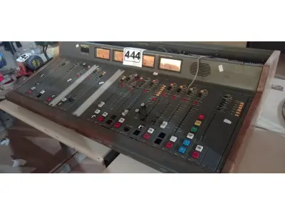 LOTE 444 - 01 MESA DE SOM PARA RÁDIO FM MARCA AUDIOTRONICS. (NO ESTADO) ATENÇÃO! FAZER A VISITAÇÃO ANTES DE ARREMATAR, NÃO SABEMOS SE FUNCIONA. LEILÃO NÃO TEM GARANTIA E NEM DEVOLUÇÃO, SUJEITO A POSSÍVEIS AVARIAS VISÍVEIS/OCULTAS E/OU AUSÊNCIA DE COMPONENTES.
