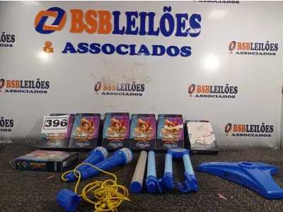 LOTE 396 - 01 GUITARRA ROCK SHOW E VÁRIOS PACOTES DE CARTAS KROSMASTER. (NO ESTADO) ATENÇÃO! FAZER A VISITAÇÃO ANTES DE ARREMATAR, NÃO SABEMOS SE FUNCIONA. LEILÃO NÃO TEM GARANTIA E NEM DEVOLUÇÃO, SUJEITO A POSSÍVEIS AVARIAS VISÍVEIS/OCULTAS E/OU AUSÊNCIA DE COMPONENTES.
