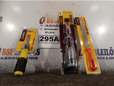 LOTE 295 - 01 FORMÃO, 01 LIMA CHATA 6” E 01 CHAVE COM 06 PONTAS INTERCAMBIÁVEIS. (NO ESTADO) ATENÇÃO! FAZER A VISITAÇÃO ANTES DE ARREMATAR, NÃO SABEMOS SE FUNCIONA. LEILÃO NÃO TEM GARANTIA E NEM DEVOLUÇÃO, SUJEITO A POSSÍVEIS AVARIAS VISÍVEIS/OCULTAS E/OU AUSÊNCIA DE COMPONENTES.