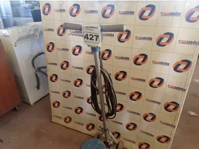 LOTE 427 - 01 ENCERADEIRA INDUSTRIAL. (NO ESTADO) ATENÇÃO! FAZER A VISITAÇÃO ANTES DE ARREMATAR, NÃO SABEMOS SE FUNCIONA. LEILÃO NÃO TEM GARANTIA E NEM DEVOLUÇÃO, SUJEITO A POSSÍVEIS AVARIAS VISÍVEIS/OCULTAS E/OU AUSÊNCIA DE COMPONENTES.