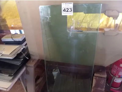 LOTE 423 - 01 QUADRO DE BLINDEX REFORÇADO MEDINDO: 1.22MX0.56,5CMX0.4CM. (NO ESTADO) ATENÇÃO! FAZER A VISITAÇÃO ANTES DE ARREMATAR, NÃO SABEMOS SE FUNCIONA. LEILÃO NÃO TEM GARANTIA E NEM DEVOLUÇÃO, SUJEITO A POSSÍVEIS AVARIAS VISÍVEIS/OCULTAS E/OU AUSÊNCIA DE COMPONENTES.