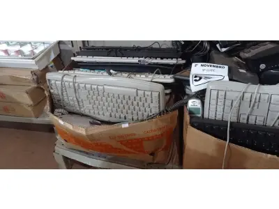 LOTE 553 - 01 LOTE COM VÁRIOS APARELHOS DE TELEFONE E TECLADOS PARA PC MARCAS E MODELOS DIVERSOS. (NO ESTADO) ATENÇÃO! FAZER A VISITAÇÃO ANTES DE ARREMATAR, NÃO SABEMOS SE FUNCIONA. LEILÃO NÃO TEM GARANTIA E NEM DEVOLUÇÃO, SUJEITO A POSSÍVEIS AVARIAS VISÍVEIS/OCULTAS E/OU AUSÊNCIA DE COMPONENTES.