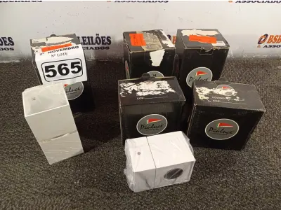 LOTE 565 - 05 ARANDELAS PIOLUCE. (NO ESTADO) ATENÇÃO! FAZER A VISITAÇÃO ANTES DE ARREMATAR, NÃO SABEMOS SE FUNCIONA. LEILÃO NÃO TEM GARANTIA E NEM DEVOLUÇÃO, SUJEITO A POSSÍVEIS AVARIAS VISÍVEIS/OCULTAS E/OU AUSÊNCIA DE COMPONENTES.