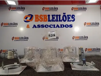 LOTE 529 - 06 LUMINÁRIAS DE EMBUTIR. (NO ESTADO) ATENÇÃO! FAZER A VISITAÇÃO ANTES DE ARREMATAR, NÃO SABEMOS SE FUNCIONA. LEILÃO NÃO TEM GARANTIA E NEM DEVOLUÇÃO, SUJEITO A POSSÍVEIS AVARIAS VISÍVEIS/OCULTAS E/OU AUSÊNCIA DE COMPONENTES.