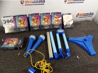 LOTE 396 - 01 GUITARRA ROCK SHOW E VÁRIOS PACOTES DE CARTAS KROSMASTER. (NO ESTADO) ATENÇÃO! FAZER A VISITAÇÃO ANTES DE ARREMATAR, NÃO SABEMOS SE FUNCIONA. LEILÃO NÃO TEM GARANTIA E NEM DEVOLUÇÃO, SUJEITO A POSSÍVEIS AVARIAS VISÍVEIS/OCULTAS E/OU AUSÊNCIA DE COMPONENTES.