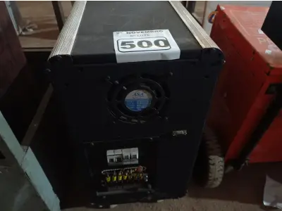 LOTE 500 - 01 NOBREAK 7.5KVA. (NO ESTADO) ATENÇÃO! FAZER A VISITAÇÃO ANTES DE ARREMATAR, NÃO SABEMOS SE FUNCIONA. LEILÃO NÃO TEM GARANTIA E NEM DEVOLUÇÃO, SUJEITO A POSSÍVEIS AVARIAS VISÍVEIS/OCULTAS E/OU AUSÊNCIA DE COMPONENTES.