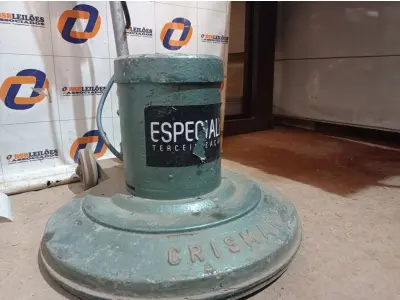 LOTE 474 - 01 ENCERADEIRA INDUSTRIAL. (NO ESTADO) ATENÇÃO! FAZER A VISITAÇÃO ANTES DE ARREMATAR, NÃO SABEMOS SE FUNCIONA. LEILÃO NÃO TEM GARANTIA E NEM DEVOLUÇÃO, SUJEITO A POSSÍVEIS AVARIAS VISÍVEIS/OCULTAS E/OU AUSÊNCIA DE COMPONENTES.