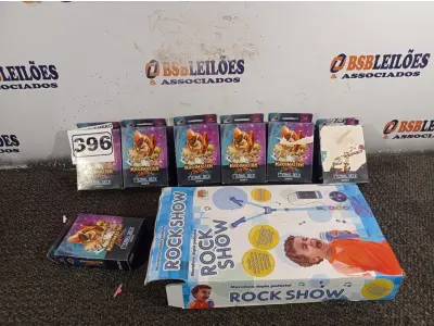 LOTE 396 - 01 GUITARRA ROCK SHOW E VÁRIOS PACOTES DE CARTAS KROSMASTER. (NO ESTADO) ATENÇÃO! FAZER A VISITAÇÃO ANTES DE ARREMATAR, NÃO SABEMOS SE FUNCIONA. LEILÃO NÃO TEM GARANTIA E NEM DEVOLUÇÃO, SUJEITO A POSSÍVEIS AVARIAS VISÍVEIS/OCULTAS E/OU AUSÊNCIA DE COMPONENTES.