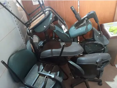 LOTE 476 - 01 LOTE COM VÁRIAS CADEIRAS DE ESCRITÓRIO MARCAS E MODELOS DIVERSOS COM AVARIAS. (NO ESTADO) ATENÇÃO! FAZER A VISITAÇÃO ANTES DE ARREMATAR, NÃO SABEMOS SE FUNCIONA. LEILÃO NÃO TEM GARANTIA E NEM DEVOLUÇÃO, SUJEITO A POSSÍVEIS AVARIAS VISÍVEIS/OCULTAS E/OU AUSÊNCIA DE COMPONENTES.