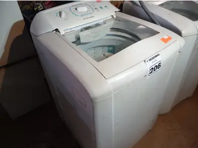 LOTE 206 - 01 MÁQUINA DE LAVAR MARCA ELECTROLUX 12KG 220V. (NO ESTADO) ATENÇÃO! FAZER A VISITAÇÃO ANTES DE ARREMATAR, NÃO SABEMOS SE FUNCIONA. LEILÃO NÃO TEM GARANTIA E NEM DEVOLUÇÃO, SUJEITO A POSSÍVEIS AVARIAS VISÍVEIS/OCULTAS E/OU AUSÊNCIA DE COMPONENTES.