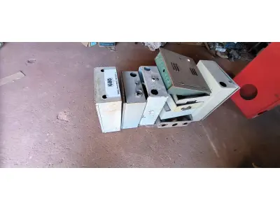 LOTE 089 - 01 LOTE COM QUADROS ELÉTRICOS (NO ESTADO, NÃO SABEMOS SE FUNCIONA. LEILÃO NÃO TEM GARANTIA E NEM DEVOLUÇÃO).