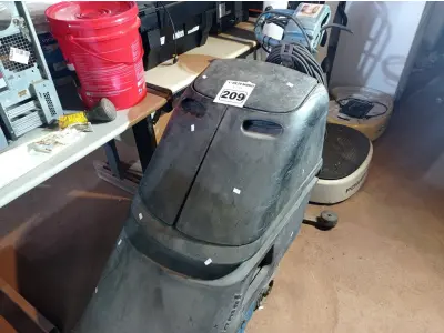 LOTE 209 - 01 MÁQUINA DE LAVAR PISOS INDUSTRIAL. (NO ESTADO) ATENÇÃO! FAZER A VISITAÇÃO ANTES DE ARREMATAR, NÃO SABEMOS SE FUNCIONA. LEILÃO NÃO TEM GARANTIA E NEM DEVOLUÇÃO, SUJEITO A POSSÍVEIS AVARIAS VISÍVEIS/OCULTAS E/OU AUSÊNCIA DE COMPONENTES.