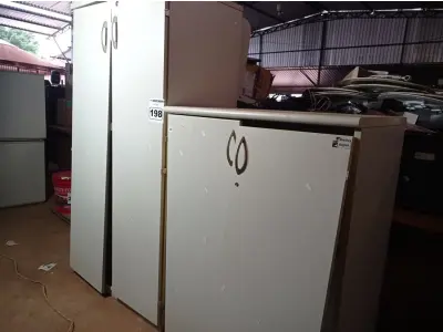 LOTE 198 - 02 ARMÁRIOS EM MADEIRA SENDO 01 BAIXO E OUTRO ALTO. (NO ESTADO) ATENÇÃO! FAZER A VISITAÇÃO ANTES DE ARREMATAR, NÃO SABEMOS SE FUNCIONA. LEILÃO NÃO TEM GARANTIA E NEM DEVOLUÇÃO, SUJEITO A POSSÍVEIS AVARIAS VISÍVEIS/OCULTAS E/OU AUSÊNCIA DE COMPONENTES.