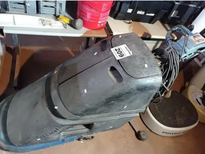 LOTE 209 - 01 MÁQUINA DE LAVAR PISOS INDUSTRIAL. (NO ESTADO) ATENÇÃO! FAZER A VISITAÇÃO ANTES DE ARREMATAR, NÃO SABEMOS SE FUNCIONA. LEILÃO NÃO TEM GARANTIA E NEM DEVOLUÇÃO, SUJEITO A POSSÍVEIS AVARIAS VISÍVEIS/OCULTAS E/OU AUSÊNCIA DE COMPONENTES.