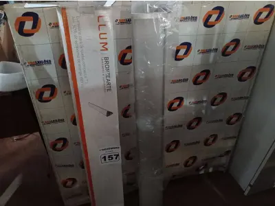 LOTE 157 - 01 LUMINÁRIA SUSPENSA 2X28W COM LÂMPADA BRONZEARTE. (NO ESTADO) ATENÇÃO! FAZER A VISITAÇÃO ANTES DE ARREMATAR, NÃO SABEMOS SE FUNCIONA. LEILÃO NÃO TEM GARANTIA E NEM DEVOLUÇÃO, SUJEITO A POSSÍVEIS AVARIAS VISÍVEIS/OCULTAS E/OU AUSÊNCIA DE COMPONENTES.