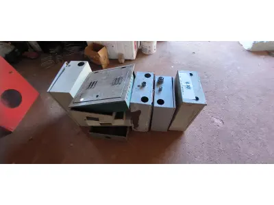 LOTE 089 - 01 LOTE COM QUADROS ELÉTRICOS (NO ESTADO, NÃO SABEMOS SE FUNCIONA. LEILÃO NÃO TEM GARANTIA E NEM DEVOLUÇÃO).
