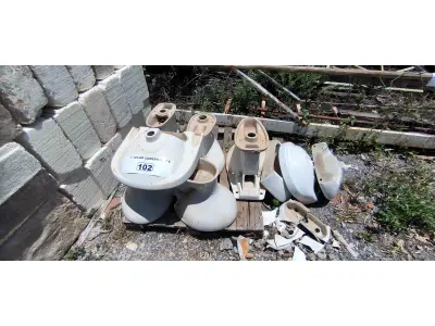 LOTE 102 - 01 LOTE COM 05 VASOS SANITÁRIOS E 04 PIAS PARA LAVATÓRIO (NO ESTADO, NÃO SABEMOS SE FUNCIONA. LEILÃO NÃO TEM GARANTIA E NEM DEVOLUÇÃO).