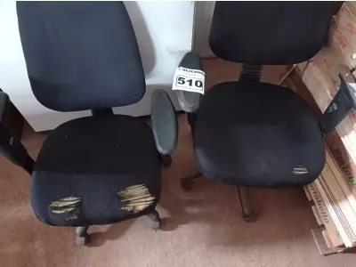 LOTE 510 - 02 CADEIRAS DE ESCRITÓRIO COM BASE GIRATÓRIA. (NO ESTADO) ATENÇÃO! FAZER A VISITAÇÃO ANTES DE ARREMATAR, NÃO SABEMOS SE FUNCIONA. LEILÃO NÃO TEM GARANTIA E NEM DEVOLUÇÃO, SUJEITO A POSSÍVEIS AVARIAS VISÍVEIS/OCULTAS E/OU AUSÊNCIA DE COMPONENTES.