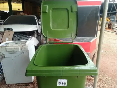 LOTE 516 - 01 CONTAINER HDPE EM-840 360L. (NO ESTADO) ATENÇÃO! FAZER A VISITAÇÃO ANTES DE ARREMATAR, NÃO SABEMOS SE FUNCIONA. LEILÃO NÃO TEM GARANTIA E NEM DEVOLUÇÃO, SUJEITO A POSSÍVEIS AVARIAS VISÍVEIS/OCULTAS E/OU AUSÊNCIA DE COMPONENTES.