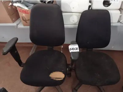 LOTE 502 - 02 CADEIRAS DE ESCRITÓRIO COM BASE GIRATÓRIA. (NO ESTADO) ATENÇÃO! FAZER A VISITAÇÃO ANTES DE ARREMATAR, NÃO SABEMOS SE FUNCIONA. LEILÃO NÃO TEM GARANTIA E NEM DEVOLUÇÃO, SUJEITO A POSSÍVEIS AVARIAS VISÍVEIS/OCULTAS E/OU AUSÊNCIA DE COMPONENTES.