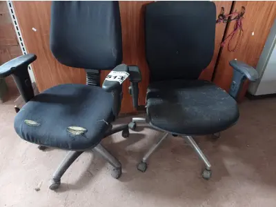 LOTE 513 - 02 CADEIRAS DE ESCRITÓRIO COM BASE GIRATÓRIA. (NO ESTADO) ATENÇÃO! FAZER A VISITAÇÃO ANTES DE ARREMATAR, NÃO SABEMOS SE FUNCIONA. LEILÃO NÃO TEM GARANTIA E NEM DEVOLUÇÃO, SUJEITO A POSSÍVEIS AVARIAS VISÍVEIS/OCULTAS E/OU AUSÊNCIA DE COMPONENTES.