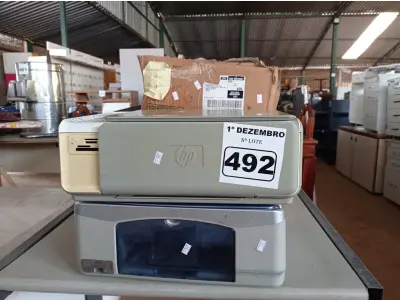 LOTE 492 - 02 IMPRESSORAS JATO DE TINTA, VÁRIOS TECLADOS PARA PC, VARIAS CAIXINHAS DE SOM PARA PC E PERIFÉRICOS DIVERSOS. (NO ESTADO) ATENÇÃO! FAZER A VISITAÇÃO ANTES DE ARREMATAR, NÃO SABEMOS SE FUNCIONA. LEILÃO NÃO TEM GARANTIA E NEM DEVOLUÇÃO, SUJEITO A POSSÍVEIS AVARIAS VISÍVEIS/OCULTAS E/OU AUSÊNCIA DE COMPONENTES.