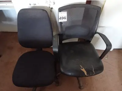 LOTE 496 - 02 CADEIRAS DE ESCRITÓRIO COM BASE GIRATÓRIA. (NO ESTADO) ATENÇÃO! FAZER A VISITAÇÃO ANTES DE ARREMATAR, NÃO SABEMOS SE FUNCIONA. LEILÃO NÃO TEM GARANTIA E NEM DEVOLUÇÃO, SUJEITO A POSSÍVEIS AVARIAS VISÍVEIS/OCULTAS E/OU AUSÊNCIA DE COMPONENTES.