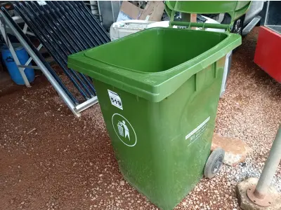 LOTE 519 - 01 CONTAINER HDPE EM-840 360L. (NO ESTADO) ATENÇÃO! FAZER A VISITAÇÃO ANTES DE ARREMATAR, NÃO SABEMOS SE FUNCIONA. LEILÃO NÃO TEM GARANTIA E NEM DEVOLUÇÃO, SUJEITO A POSSÍVEIS AVARIAS VISÍVEIS/OCULTAS E/OU AUSÊNCIA DE COMPONENTES.