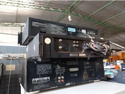 LOTE 346 - 01 TOCA CD, 01 VIDEOCASSETE E 01 STÉREO CASSETE DECK.  (NO ESTADO) ATENÇÃO! FAZER A VISITAÇÃO ANTES DE ARREMATAR, NÃO SABEMOS SE FUNCIONA. LEILÃO NÃO TEM GARANTIA E NEM DEVOLUÇÃO, SUJEITO A POSSÍVEIS AVARIAS VISÍVEIS/OCULTAS E/OU AUSÊNCIA DE COMPONENTES.