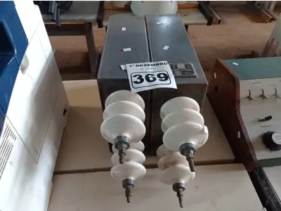 LOTE 369 - 02 CAPACITORES DE ALTA TENSÃO. (NO ESTADO) ATENÇÃO! FAZER A VISITAÇÃO ANTES DE ARREMATAR, NÃO SABEMOS SE FUNCIONA. LEILÃO NÃO TEM GARANTIA E NEM DEVOLUÇÃO, SUJEITO A POSSÍVEIS AVARIAS VISÍVEIS/OCULTAS E/OU AUSÊNCIA DE COMPONENTES.
