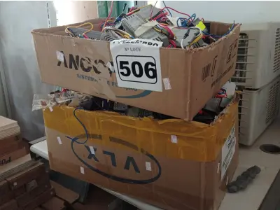 LOTE 506 - 01 LOTE COM GRANDE QUANTIDADE DE TOMADAS COM RABICHO PRETA E VERMELHA E REATORES PARA LÂMPADAS FLUORESCENTE MARCAS E MODELOS DIVERSOS. (NO ESTADO) ATENÇÃO! FAZER A VISITAÇÃO ANTES DE ARREMATAR, NÃO SABEMOS SE FUNCIONA. LEILÃO NÃO TEM GARANTIA E NEM DEVOLUÇÃO, SUJEITO A POSSÍVEIS AVARIAS VISÍVEIS/OCULTAS E/OU AUSÊNCIA DE COMPONENTES.