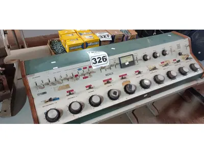 LOTE 326 - 01 MESA DE SOM ANTIGA. (NO ESTADO) ATENÇÃO! FAZER A VISITAÇÃO ANTES DE ARREMATAR, NÃO SABEMOS SE FUNCIONA. LEILÃO NÃO TEM GARANTIA E NEM DEVOLUÇÃO, SUJEITO A POSSÍVEIS AVARIAS VISÍVEIS/OCULTAS E/OU AUSÊNCIA DE COMPONENTES.