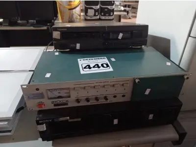 LOTE 440 - 01 DISTRIBUIDOR DE ÁUDIO, 02 CD PLAYER E 01 IMPRESSORA MATRICIAL. (NO ESTADO) ATENÇÃO! FAZER A VISITAÇÃO ANTES DE ARREMATAR, NÃO SABEMOS SE FUNCIONA. LEILÃO NÃO TEM GARANTIA E NEM DEVOLUÇÃO, SUJEITO A POSSÍVEIS AVARIAS VISÍVEIS/OCULTAS E/OU AUSÊNCIA DE COMPONENTES.