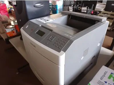 LOTE 412 - 01 IMPRESSORA A LASER LEXMARK T654DN. (NO ESTADO) ATENÇÃO! FAZER A VISITAÇÃO ANTES DE ARREMATAR, NÃO SABEMOS SE FUNCIONA. LEILÃO NÃO TEM GARANTIA E NEM DEVOLUÇÃO, SUJEITO A POSSÍVEIS AVARIAS VISÍVEIS/OCULTAS E/OU AUSÊNCIA DE COMPONENTES.