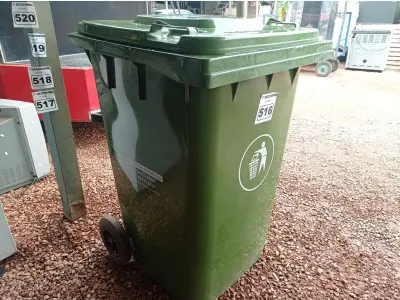 LOTE 516 - 01 CONTAINER HDPE EM-840 360L. (NO ESTADO) ATENÇÃO! FAZER A VISITAÇÃO ANTES DE ARREMATAR, NÃO SABEMOS SE FUNCIONA. LEILÃO NÃO TEM GARANTIA E NEM DEVOLUÇÃO, SUJEITO A POSSÍVEIS AVARIAS VISÍVEIS/OCULTAS E/OU AUSÊNCIA DE COMPONENTES.
